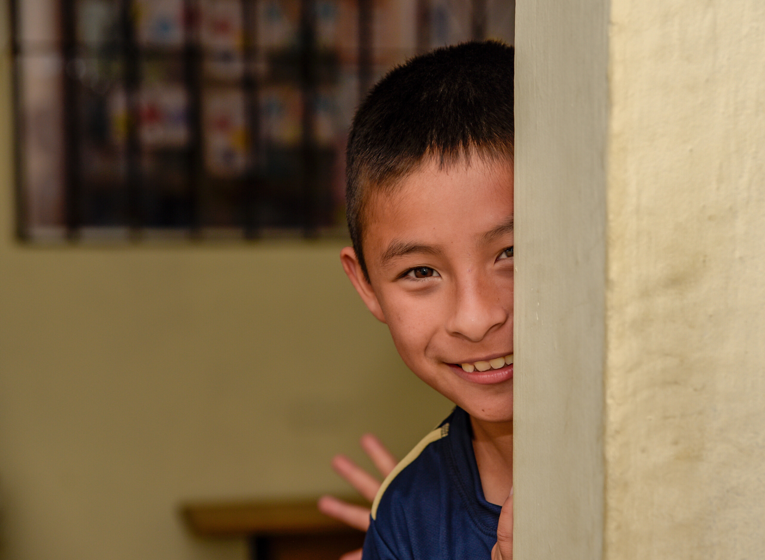 Ein Kind aus dem Projekt sagt Halle.