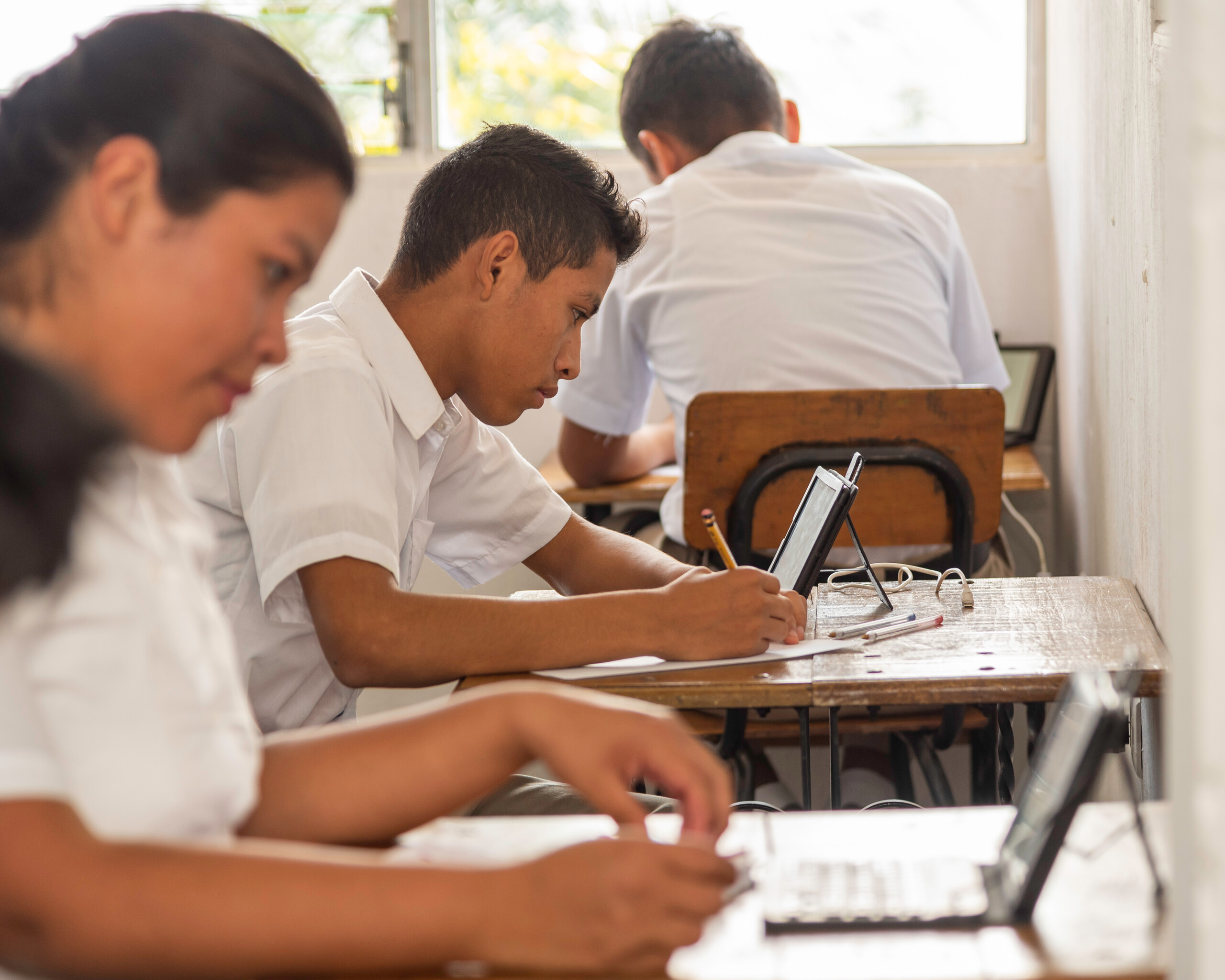 Jugendliche beim digitalen Unterricht