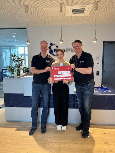 Annika bei der Spendenübergabe mit SimPlan