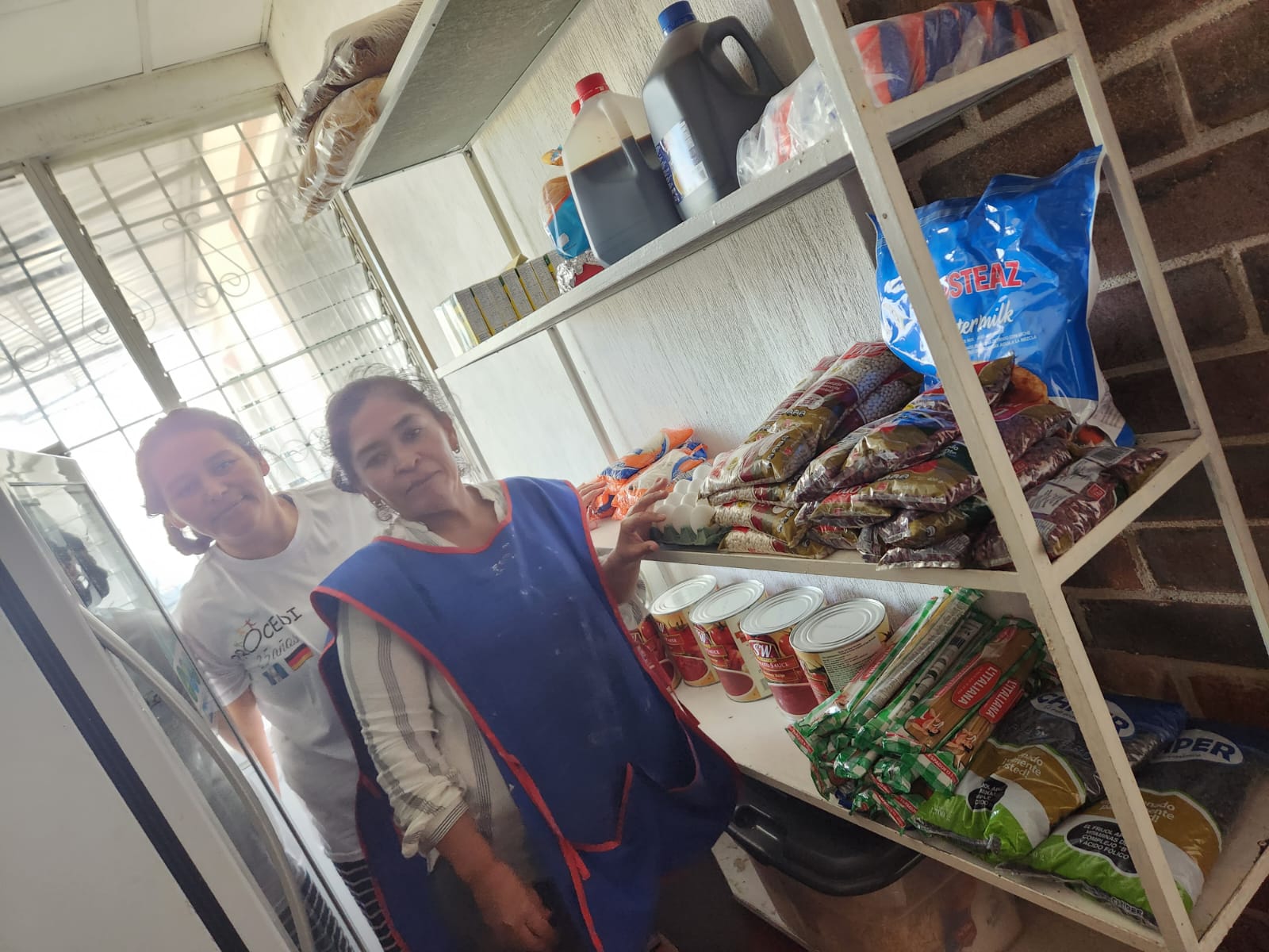 Gloria und Mayra in der Speisekammer