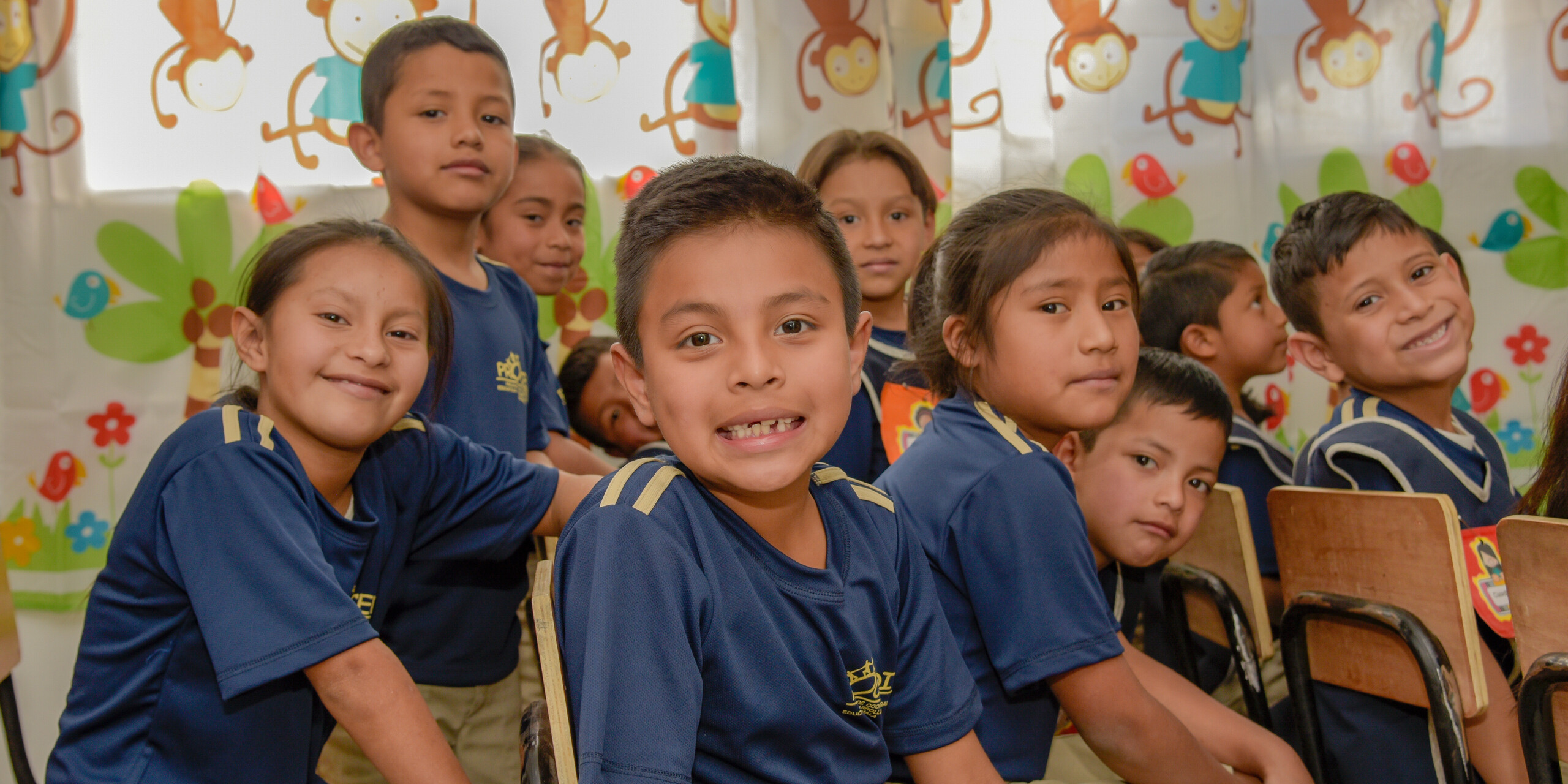 Lächelnde Kinder im Klassenzimmer