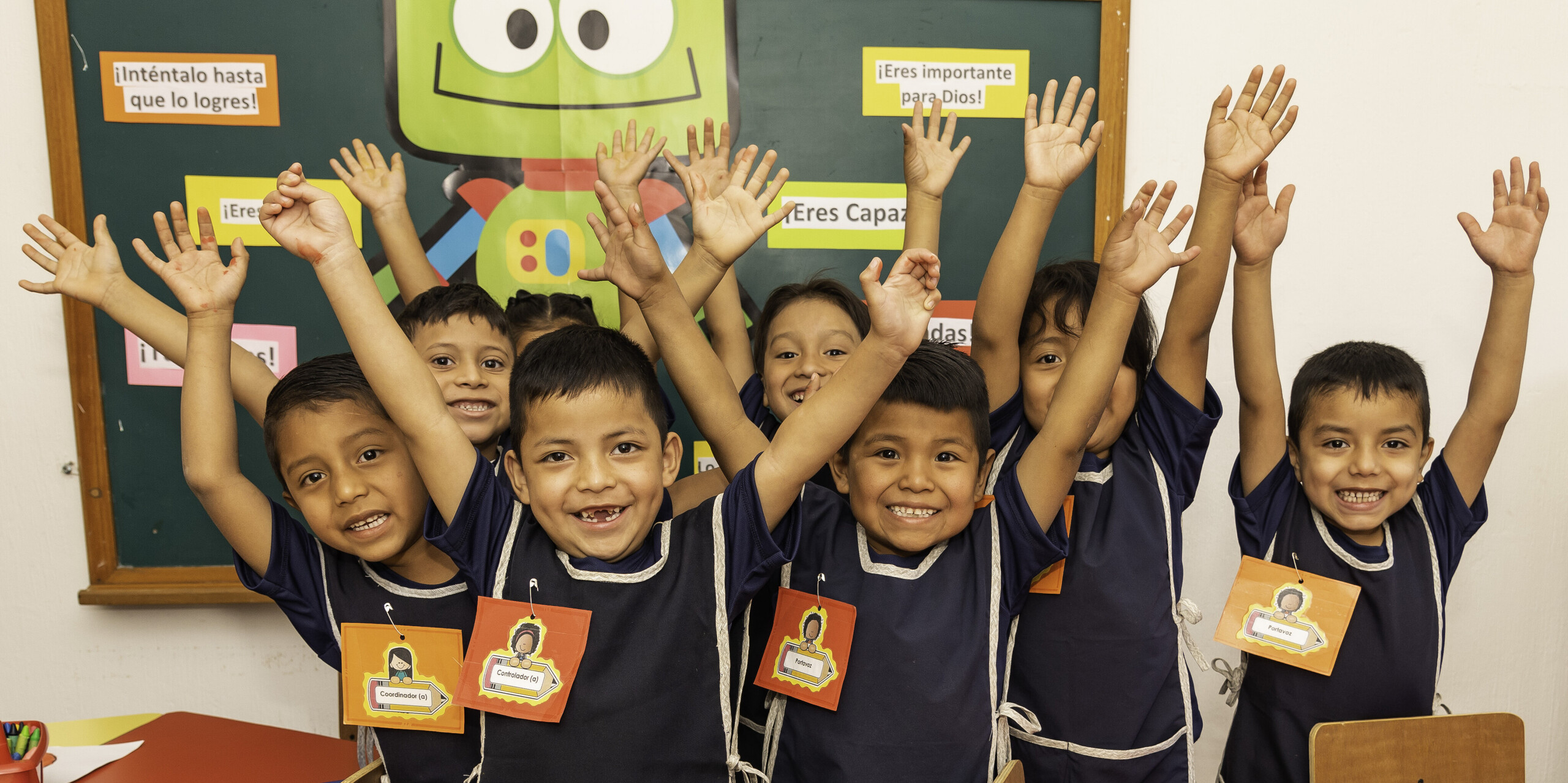 Schüler und Schülerinnen freuen sich